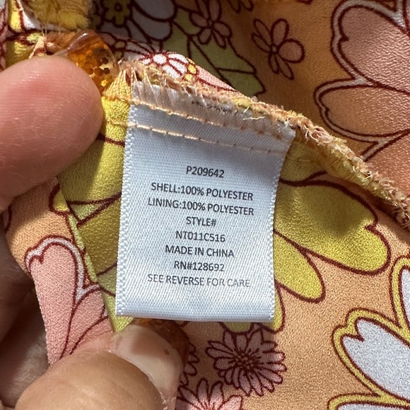 NWOT Floral Print Women's Blouse in Pellow size M - Picture 6 of 10